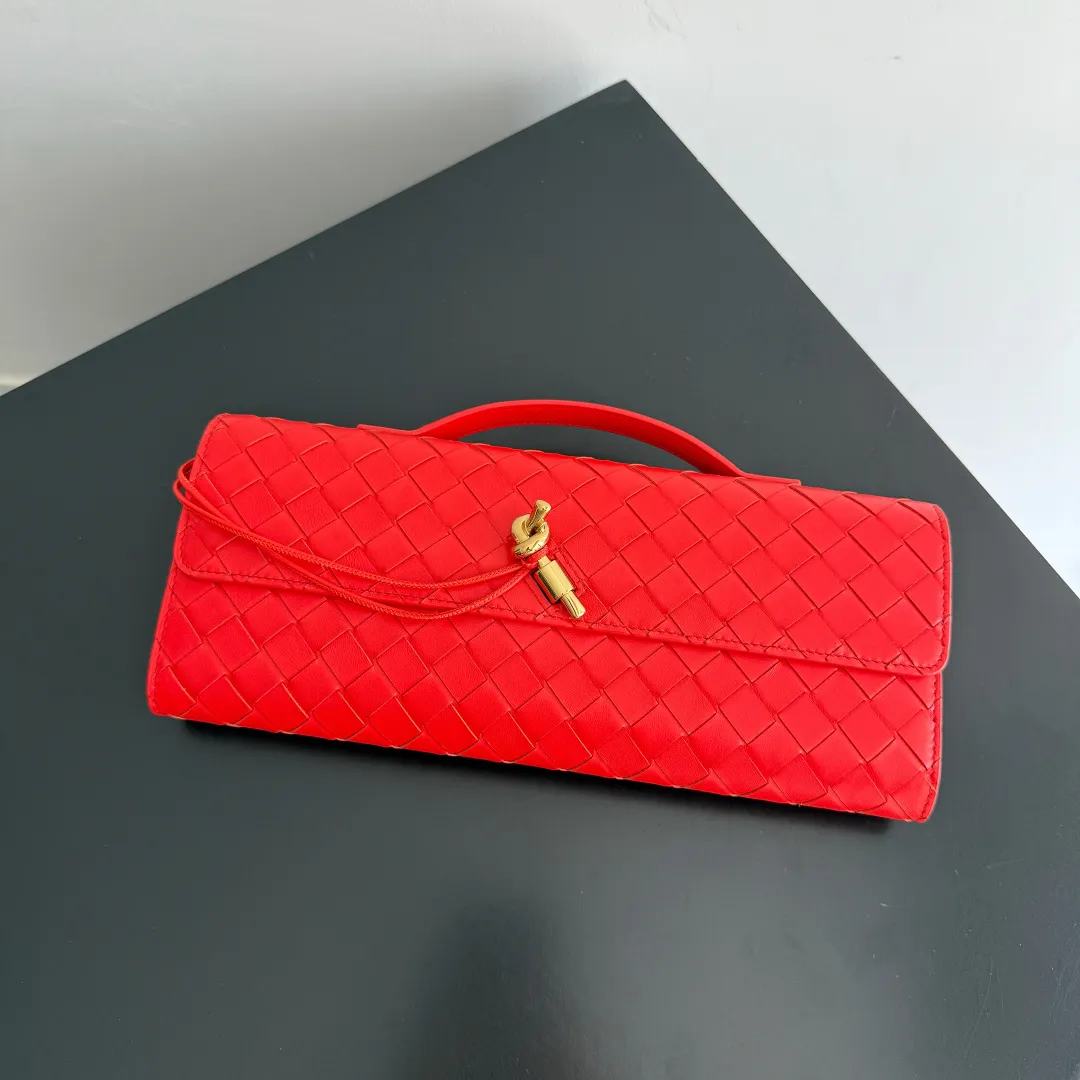 The batch of 1360 BV Andiamo evening handbags has been heavily planted again~ The designer aesthetics in the era of economic downturn are back. I fall in love with it at first sight and can't put it down. It's so beautiful and full of aura. The shape and texture are very competitive. It's light in weight and has sufficient capacity. It's a must-have for fashionistas. It's suitable for many occasions, minimalist, high-end and light luxury. Model No.: 741511 Size: 31*13*3cm